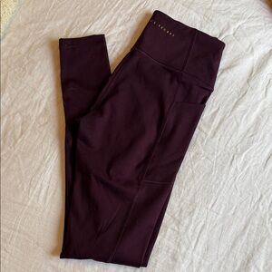 Victoria's Secret - Incredible Essential Legging in Dark Violet